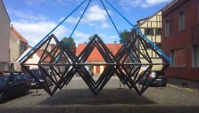 Klaipėdoje kyla meninė instaliacija &bdquo;Sala&ldquo;, kuriai panaudotos pajūryje aptiktos atliekos.