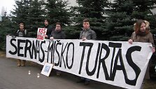 Klaipėdiečiai surengė protesto akciją prie&scaron; &scaron;e&scaron;tadieninę &scaron;ernų medžioklę miesto mi&scaron;kuose. 