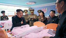 Kim Jong Unas apžiūrinėja vaikų namus