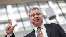 J.Žmuidzino tėvas namuose visuomet liepdavo kalbėti tik lietuvi&scaron;kai: &bdquo;Kai mes pradėdavome kalbėti angli&scaron;kai, jis pakeldavo ranką, pir&scaron;tais rodydamas L raidę, ir sakydavo: &bdquo;Lietuvi&scaron;kai!&ldquo;