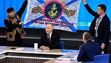 Vladimiras Putinas ir Ramiojo vandenyno laivyno 155-osios jūrų pėstininkų brigados vėliava / AFP
