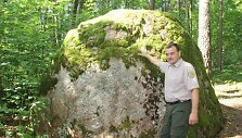 Stambiausias riedulys Ožakmenis dar vadinamas Roki&scaron;kio Puntuku. Prie legendomis apipinto akmens &ndash; girininkas Vidmantas &Scaron;arkambi&scaron;kis