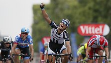 Paskutinio &bdquo;Tour de France&ldquo; etapo fini&scaron;as &ndash; Ramūnas Navardauskas kairėje