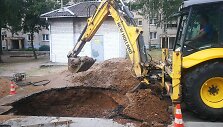Po vandentiekio avarijos Jonavoje atsivėrė smegduobė 