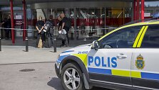 Policija prie parduotuvės