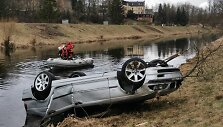 I&scaron; upės i&scaron;trauktame automobilyje rastas žmogaus kūnas.