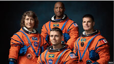 &bdquo;Artemis II&ldquo; įgula: kairėje Christina Koch, gale Victor Glover (pilotas), priekyje Reid Wiseman, de&scaron;inėje Jeremy Hansen