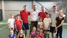 Rolandas Mura&scaron;ka su jaunaisiais tenisininkais