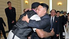 Denniso Rodmano ir Kim Jong Uno apsikabinimas