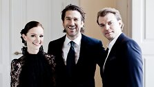 2014-ųjų &bdquo;Eurovizijos&ldquo; vedėjai Lise R&oslash;nne, Nikolajus Koppelas ir Pilou Asb&aelig;kas
