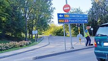 &Scaron;alia gatvės &scaron;okantis žmogus