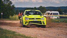 Skirtingų klasių automobiliai Elektrėnų ralyje