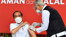 Skiepijamas Indonezijos prezidentas Joko Widodo