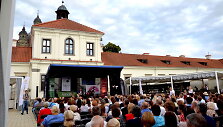 Septintasis ciklo &bdquo;Pažaislio liepų alėjos vakarai&rdquo; koncertas buvo skirtas artėjančiam jubiliejiniam Nacionaliniam bardų festivaliui &bdquo;Purpurinis vakaras&rdquo;