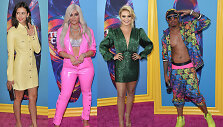 Nina Dobrev, Bebe Rexha, Olivia Holt ir Nickas Cannonas