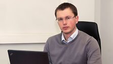 Pigu.lt direktorius Dainius Liulys: &bdquo;Vakaruose naujų produktų laukiama kartais net skaičiuojant savaites, dienas ar valandas iki jų pasirodymo, o Lietuvoje neskubama įsigyti ką tik pasirodžiusios prekės, net jei ir jaučiamas ažiotažas i&scaron; Vakarų pusės.&ldquo;