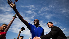 Nwankwo Kanu pasigedo apvalios sumos per skrydį į Kaliningradą.