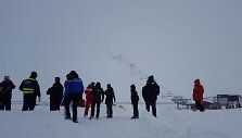 Spėjama, kad po sniegu atsidūrė iki 30 žmonių