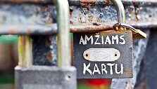 Meilės sąjungą simbolizuojančios spynos.