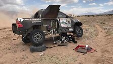 &bdquo;Toyota Hilux&ldquo; sankabos remontas Dakaro ralio metu