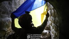 Ukrainos kariai vir&scaron; Andrijivkos i&scaron;kėlė Ukrainos vėliavą