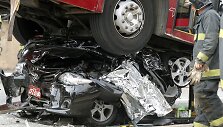 Sutrai&scaron;kytas automobilis po autobusu