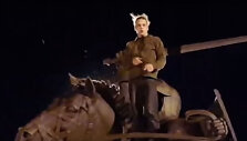 Ant Vyčio skulptūros Kaune užsilipęs jaunuolis