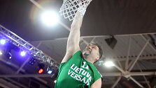 Arvydas Sabonis deda į krep&scaron;į