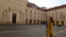 Kadras i&scaron; striptizo klubo reklamos