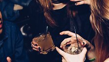 Paauglės vartoja alkoholį (asociatyvinė nuotr.)