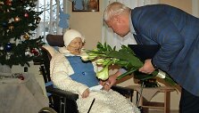 Klaipėdos meras sveikina &scaron;imtametę.
