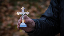 Prekyba žvakėmis ir gėlėmis &scaron;alia Antakalnio kapinių