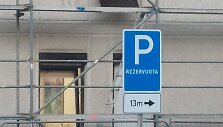 Ženklas prie Kretingos savivaldybės supykdė vietinius