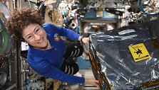 NASA astronautė Christina Koch su montavimui į TKS paruo&scaron;ta &Scaron;altųjų atomų laboratorija
