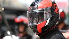 HAAS F1 komandos mechaniko &scaron;almas. Pana&scaron;u, kad jis sukurtas motociklininko &scaron;almo pagrindu, bet buvo pagamintas pagal užsakymą. (HAAS F1 nuotrauka)