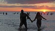 Nudistai pasitiko saulę.