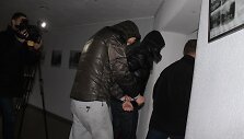 Į teismą vedami sulaikyti jaunuoliai