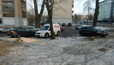Vietoj medžių stovi ma&scaron;inos viename Antakalnio g. kieme