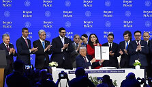 D. Trumpas pasira&scaron;ė Taikos tarybos chartiją / Imago / SNA nuotr.