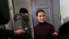 Marija Gaidar kalba su žurnalistais prie savo namų durų.