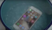 &bdquo;iPhone 6s&ldquo; telefonas verdančiame vandenyje