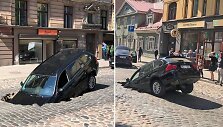 Rygoje į gatvėję atsivėrusią smegduobę įkrito du automobiliai