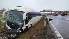 Kėdaini rajone į avariją pakliuvo keleivinis autobusas, žuvo žmogus