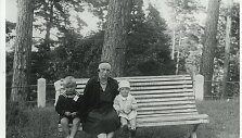 Pranė Grinkevičienė su vaikais Palangoje, 1929 m.