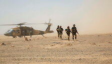 Afganistano kariuomenės sraigtasparniai &bdquo;UH-60 Black Hawk&ldquo; atiteko talibams.