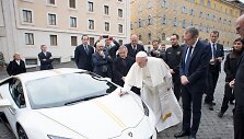 Popiežiaus Pranci&scaron;kaus &bdquo;Lamborghini&ldquo; buvo parduotas labdaros tikslais