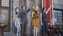 Jennifer Lawrence, Elizabeth Banks ir Joshas Hutchersonas filme &bdquo;Bado žaidynės. Ugnies medžioklė&ldquo;
