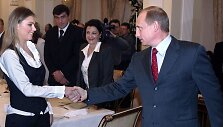 Alina Kabajeva ir Vladimiras Putinas (2004 m.)