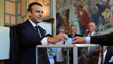 Emmanuelis Macronas balsuoja rinkimuose