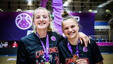 Laura Ju&scaron;kaitė (de&scaron;inėje) su &bdquo;Valencia&ldquo; komanda triumfavo FIBA taurės turnyre.